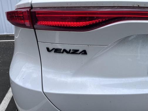 Wind Chill Pearl 2023 Toyota Venza Nightshade Edition
