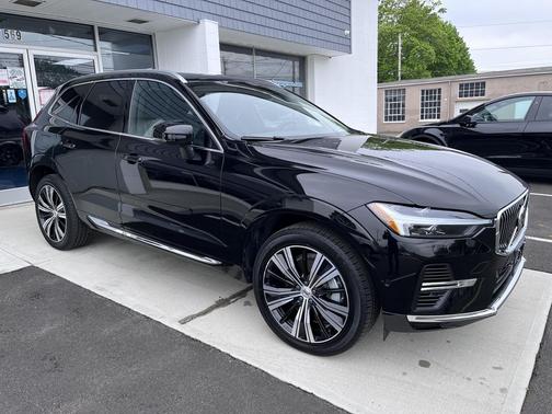Onyx Black Metallic 2023 Volvo XC60 Recharge Plug-In Hybrid T8 Plus Bright Theme