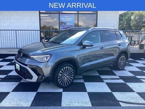 Platinum Gray Metallic 2025 Volkswagen Taos 1.5T SE