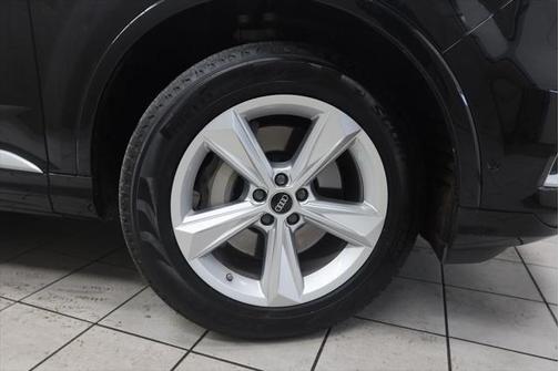 2023 Audi Q7 45 Premium Plus