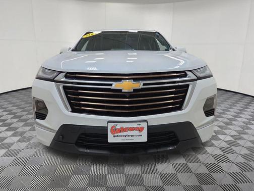 Iridescent Pearl Tricoat 2023 Chevrolet Traverse High Country