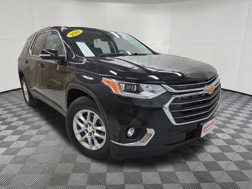 Mosaic Black Metallic 2021 Chevrolet Traverse LT Cloth