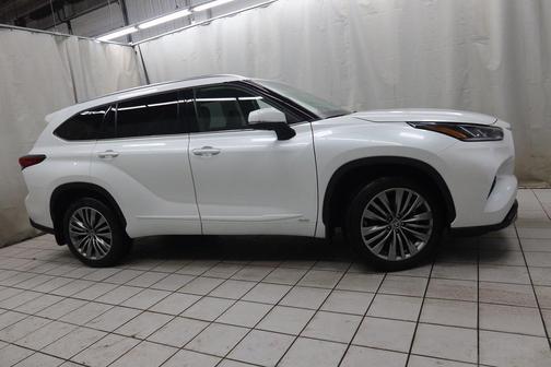2022 Toyota Highlander Hybrid Platinum