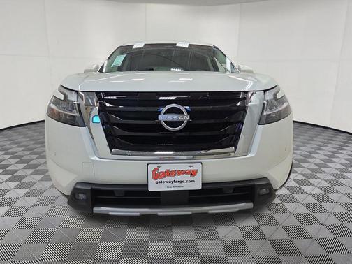 Pearl White Tricoat 2024 Nissan Pathfinder SL 4WD