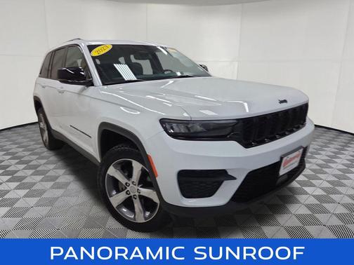 Bright White Clearcoat 2023 Jeep Grand Cherokee Altitude