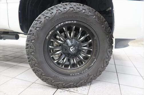 2023 Nissan Titan SV