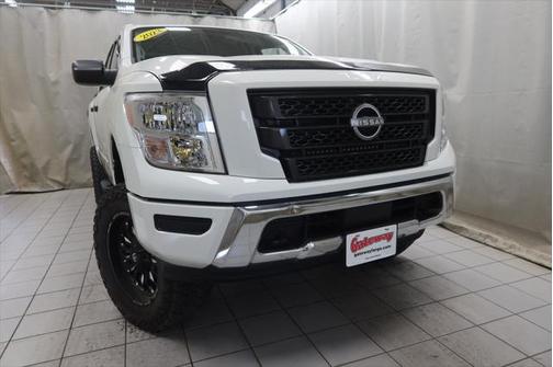 2023 Nissan Titan SV