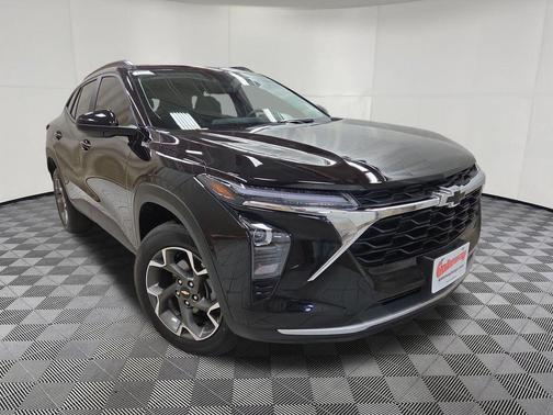 Mosaic Black Metallic 2025 Chevrolet Trax LT