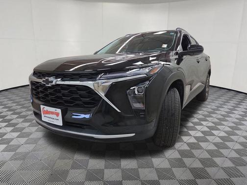 Mosaic Black Metallic 2025 Chevrolet Trax LT