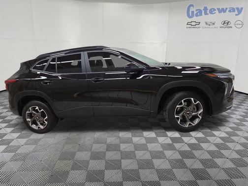 Mosaic Black Metallic 2025 Chevrolet Trax LT