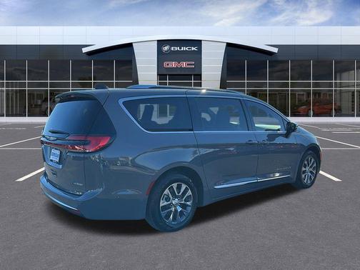 2025 Chrysler Pacifica Hybrid Pinnacle