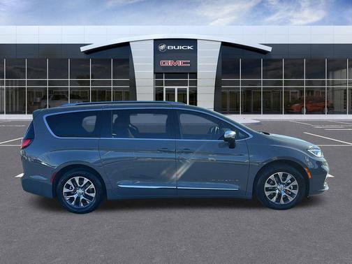 2025 Chrysler Pacifica Hybrid Pinnacle