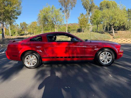 2005 Ford Mustang Deluxe