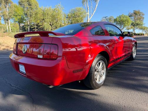 2005 Ford Mustang Deluxe