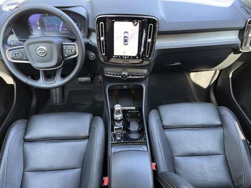 2024 Volvo XC40 B5 Plus Dark Theme