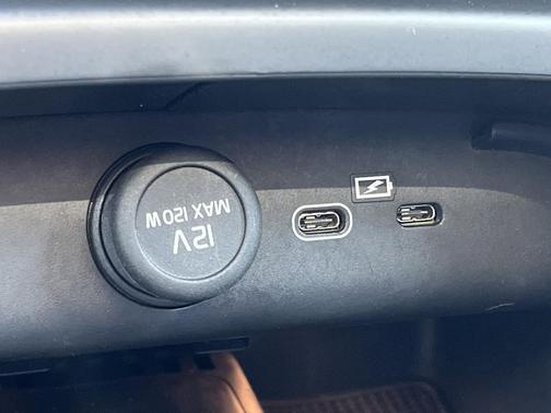 2024 Volvo XC40 B5 Plus Dark Theme