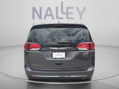 Granite Crystal Clearcoat Metallic 2018 Chrysler Pacifica Touring-L