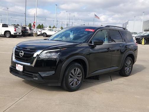 2025 Nissan Pathfinder SV
