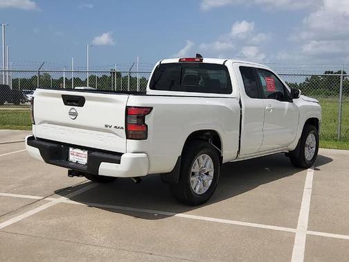 2024 Nissan Frontier SV