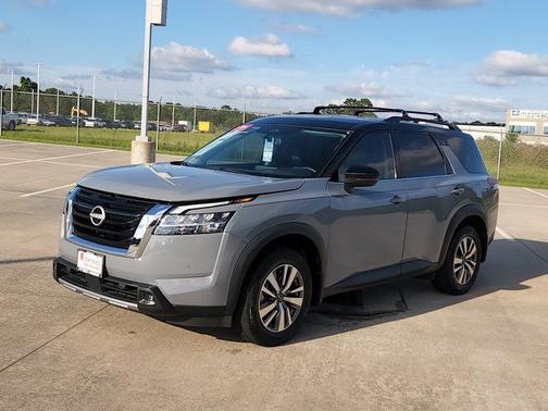 2022 Nissan Pathfinder SL