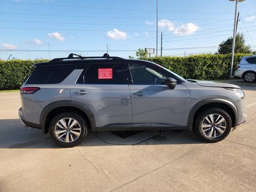 2022 Nissan Pathfinder SL