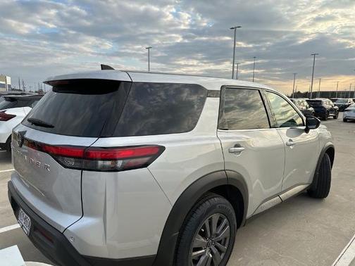 2025 Nissan Pathfinder S