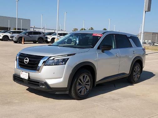 2025 Nissan Pathfinder S