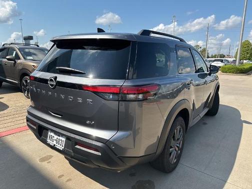 2023 Nissan Pathfinder SV