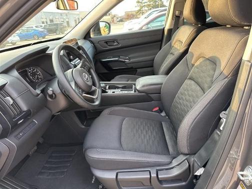 2025 Nissan Pathfinder S