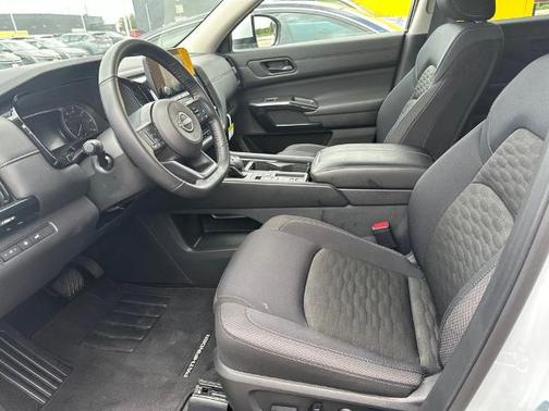 Everest White P 2025 Nissan Pathfinder SV