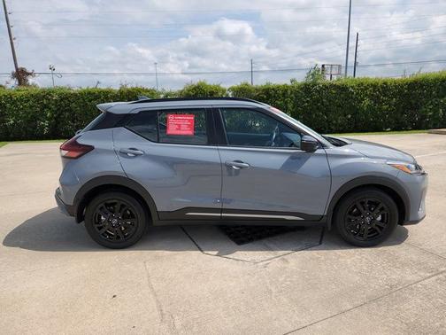 2022 Nissan Kicks SR