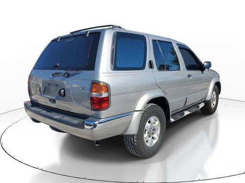 1999 Nissan Pathfinder LE