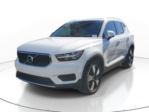 2019 Volvo XC40 MOMENTUM