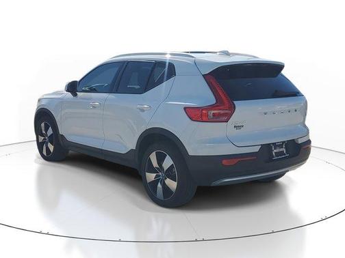 2019 Volvo XC40 MOMENTUM