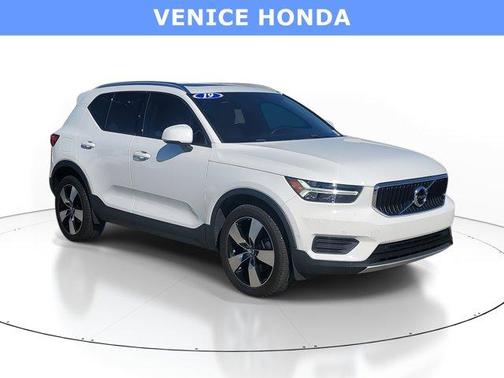 2019 Volvo XC40 MOMENTUM