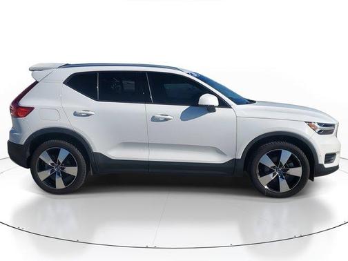 2019 Volvo XC40 MOMENTUM
