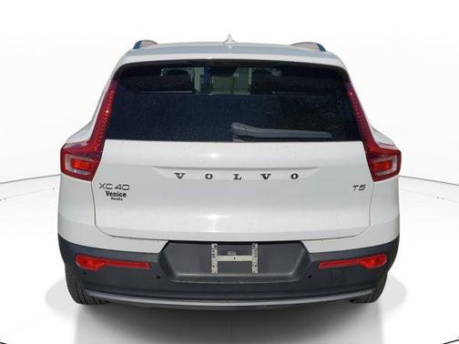 2019 Volvo XC40 MOMENTUM