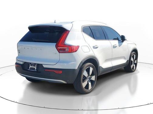 2019 Volvo XC40 MOMENTUM