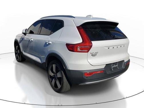 2019 Volvo XC40 MOMENTUM