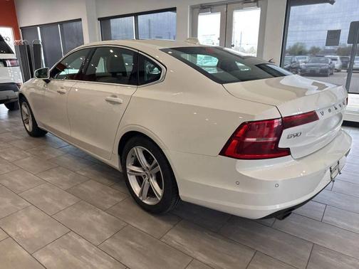 Crystal White Pearl Metallic 2018 Volvo S90 T5 Momentum