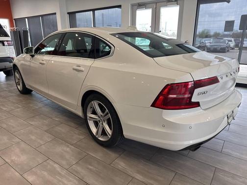 Crystal White Metallic 2018 Volvo S90 T5 Momentum