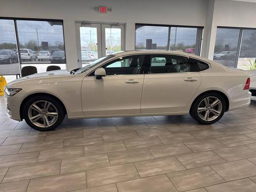 Crystal White Metallic 2018 Volvo S90 T5 Momentum
