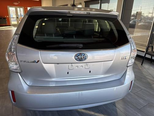 2014 Toyota Prius v Five