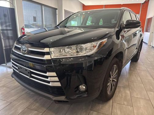 Black 2018 Toyota Highlander XLE