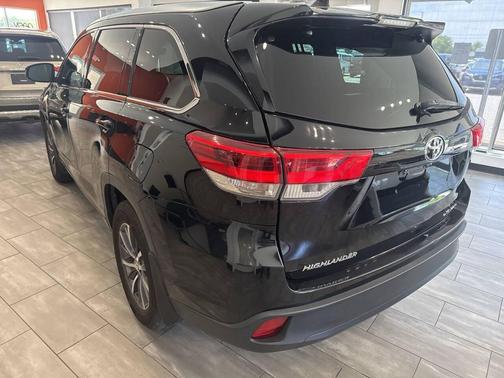 Black 2018 Toyota Highlander XLE