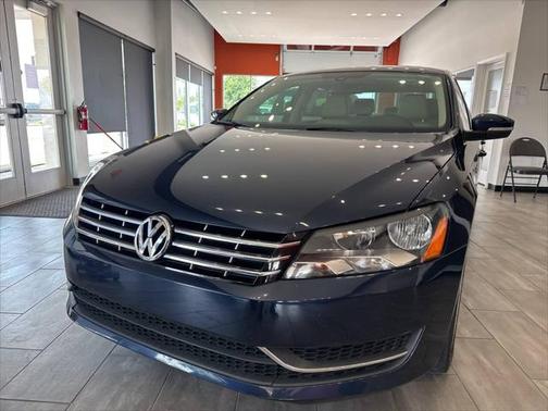 2014 Volkswagen Passat 1.8T Auto SE w/Sunroof & Nav