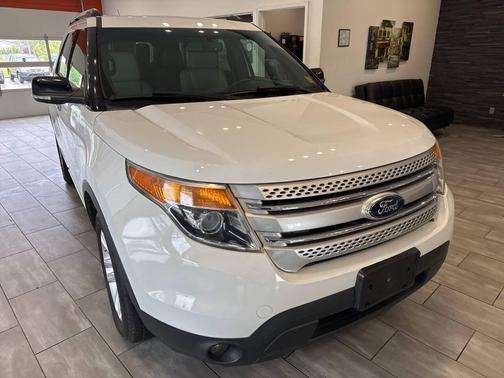 White 2015 Ford Explorer XLT