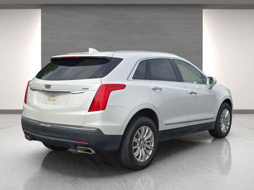 Crystal White Tricoat 2017 Cadillac XT5 Base