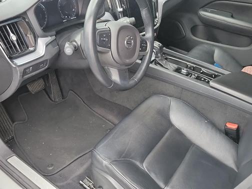 2020 Volvo S60 T6 Momentum