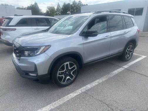 Silver Metallic 2022 Honda Passport AWD Elite